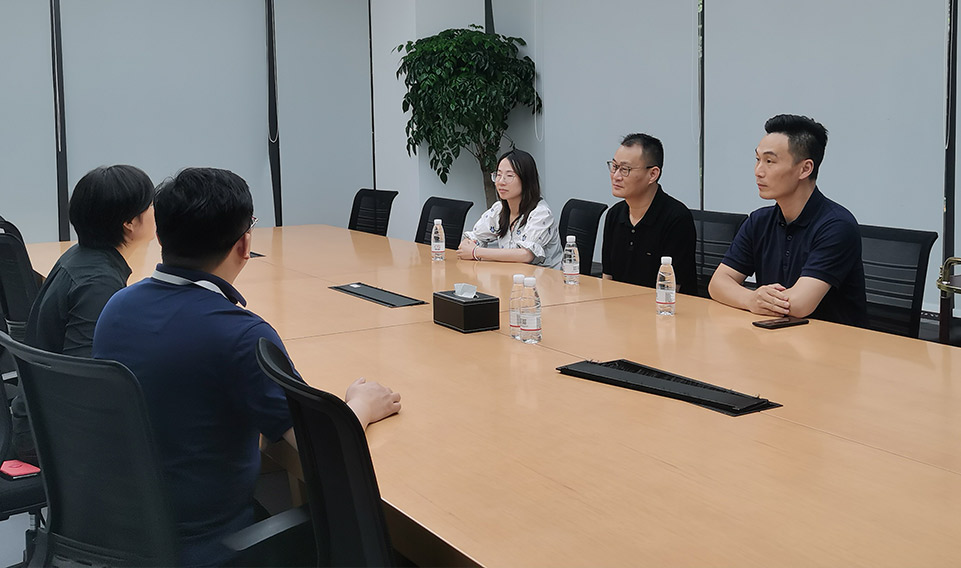 周浦鎮(zhèn)領(lǐng)導“夏日送清涼”上海誠格慰問行